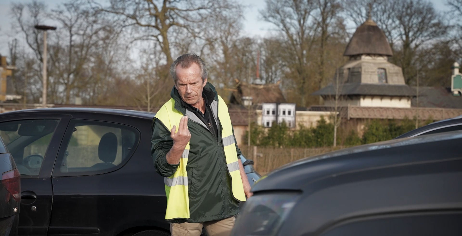 Patrick tussen de auto’s op parking Leeuw.