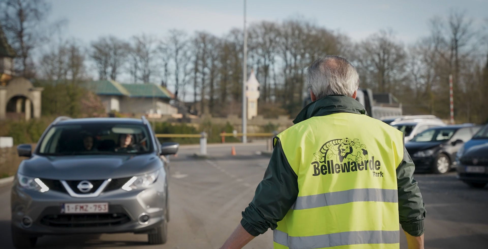 Patrick begeleidt een auto op parking Leeuw.