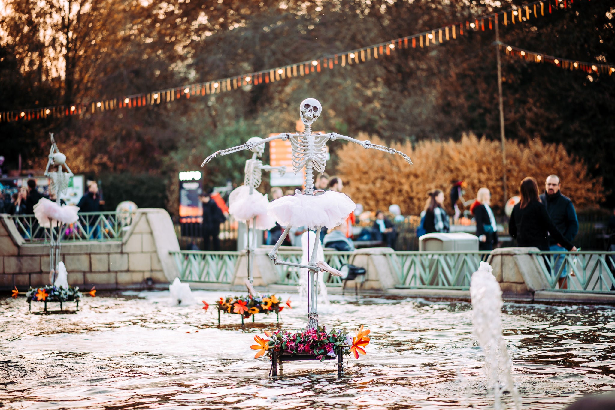 Skeletten ballerina’s dansen op het water als Halloween decoratie.