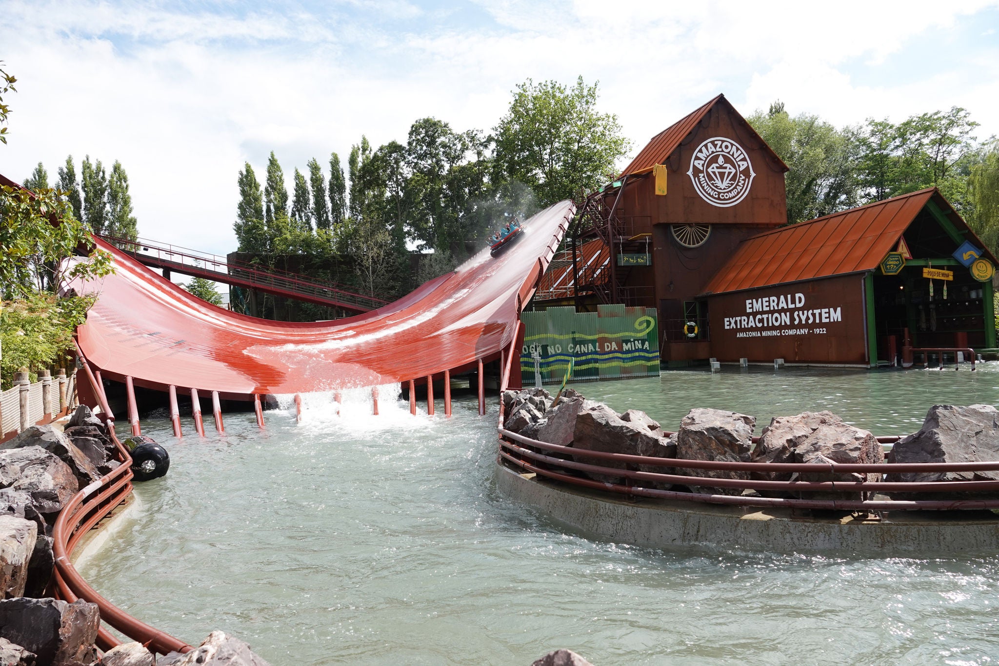 Boot van Amazonia op het hoogste punt van de halfpipe. Het station staat er statisch naast.