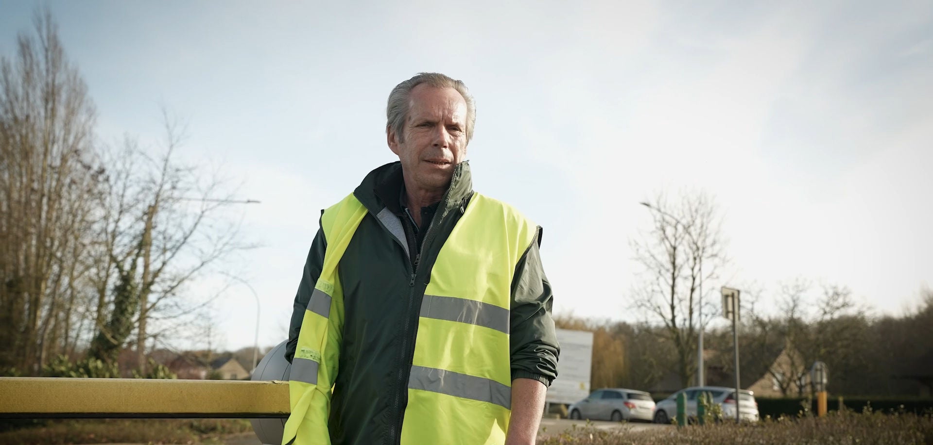 Patrick bij een slagboom op parking Leeuw.