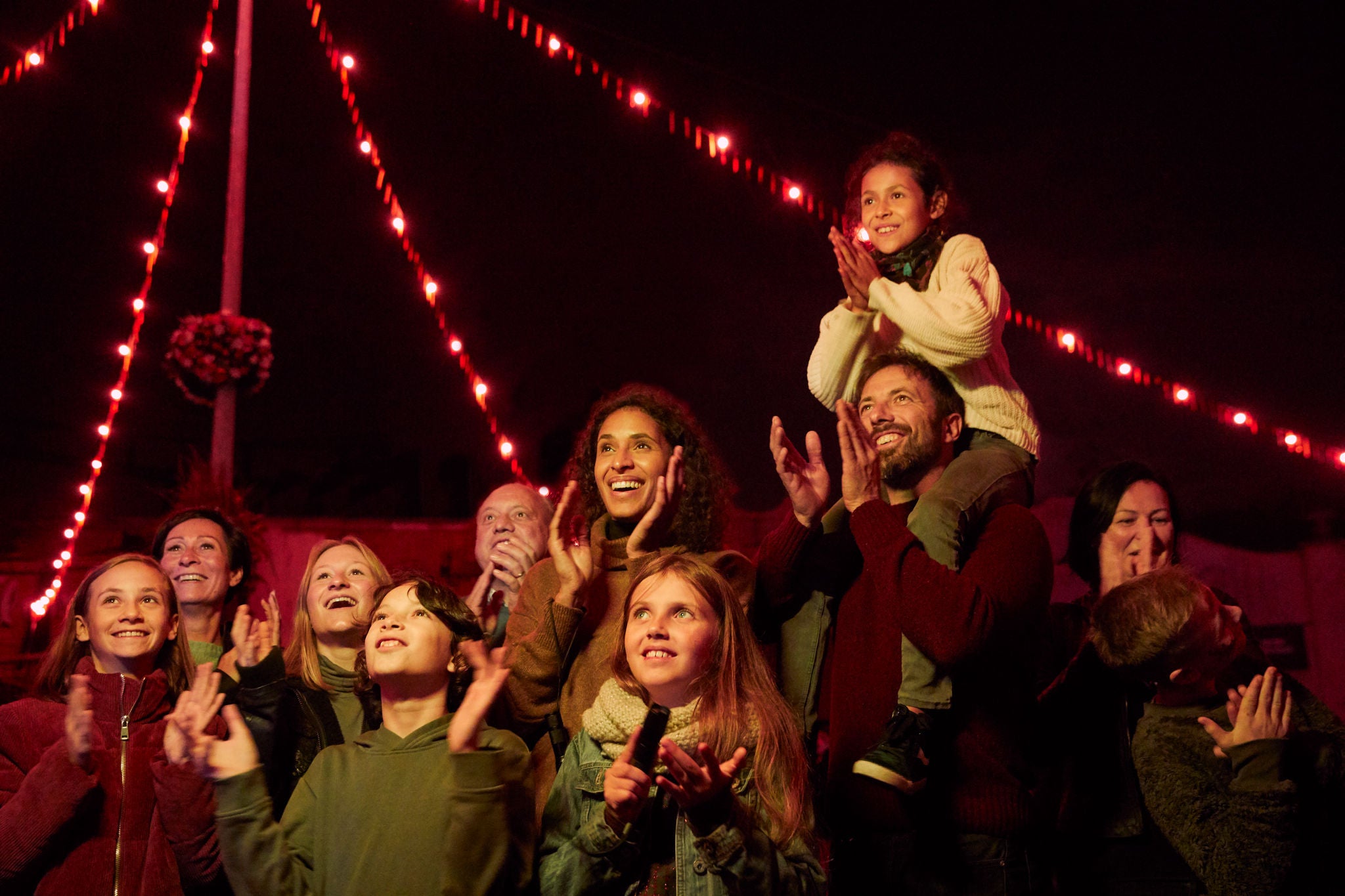 Familie kijkt naar het vuurwerk tijdens Halloween.