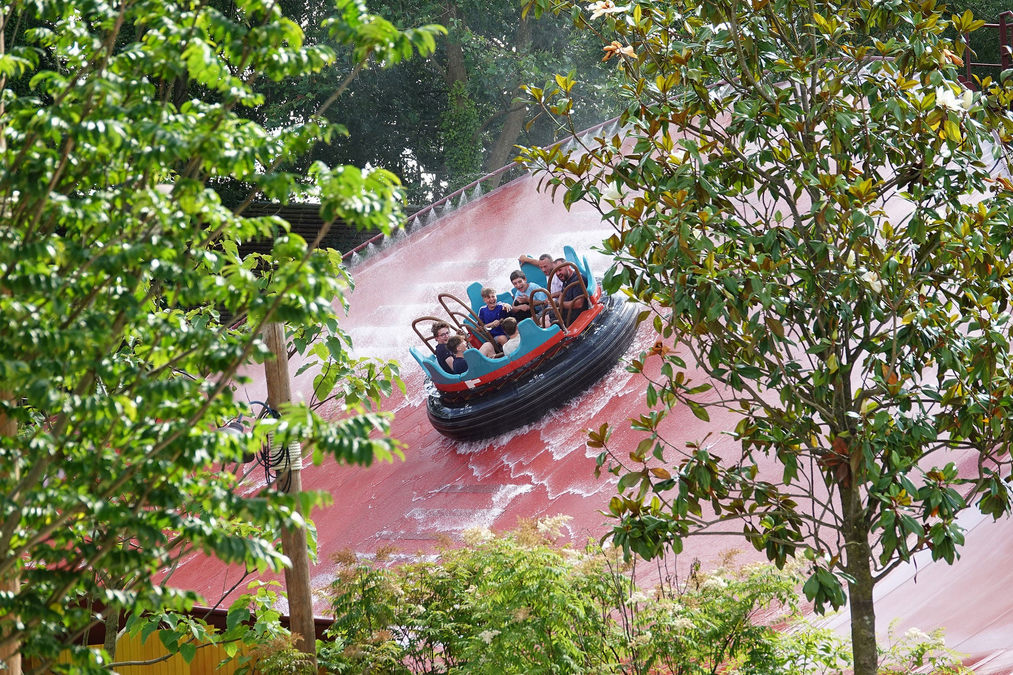 Boot van Amazonia glijdt van tussen de bomen de halfpipe naar beneden.