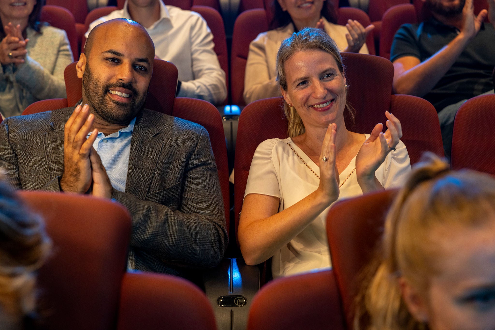 Collega's applaudisseren na de toestpraak in de 4D cinema.