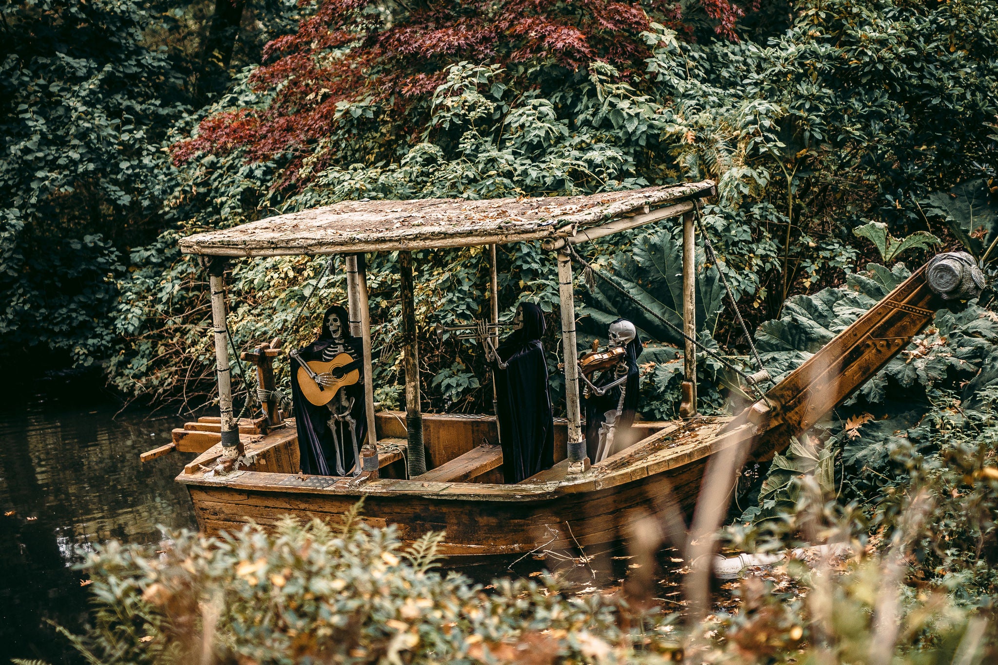 Skeletten vormen een romantisch orkest in een boot als Halloween decoratie.